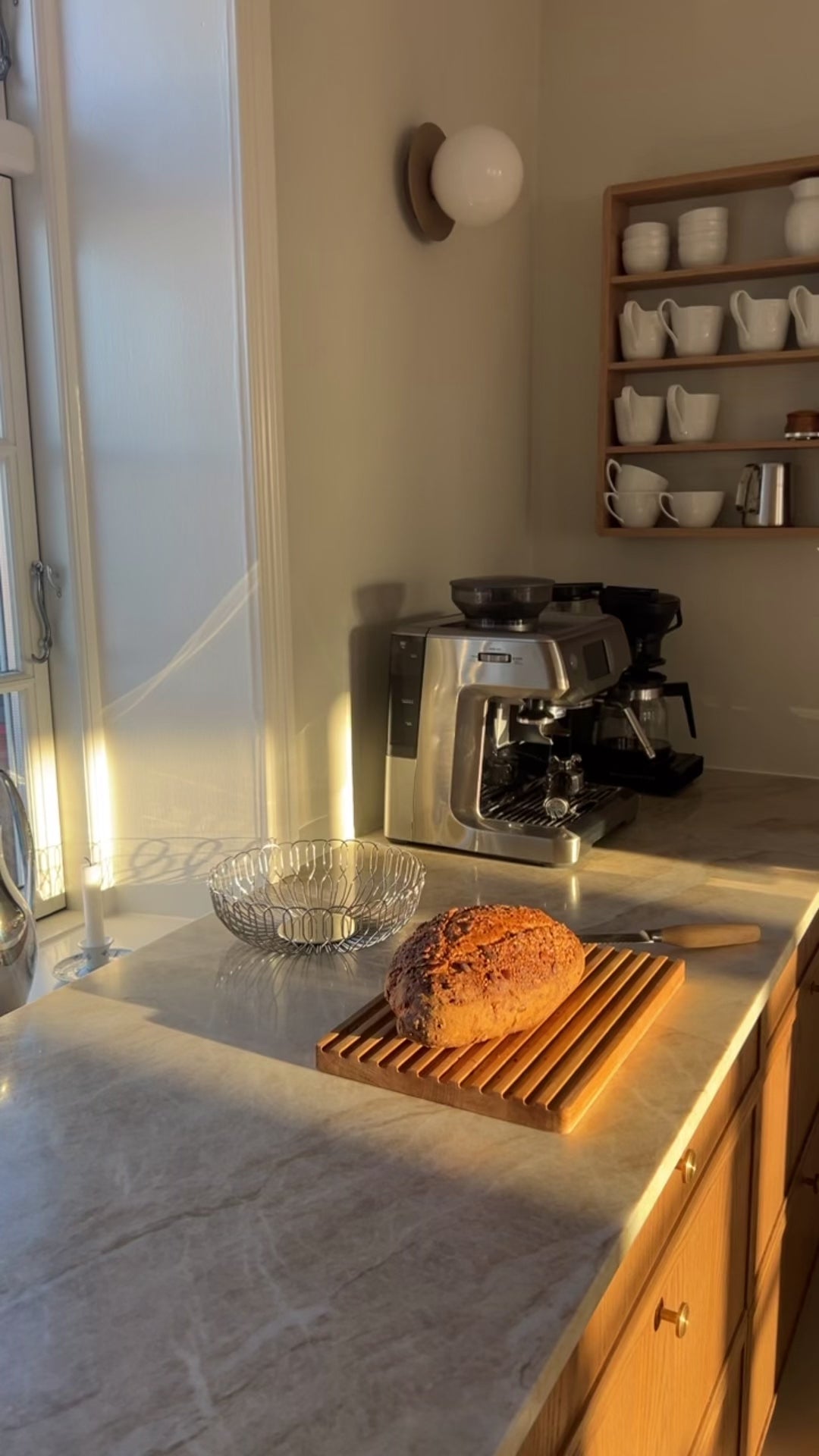 Stemningsvideo fra køkken med træskærebræt og friskbagt brød