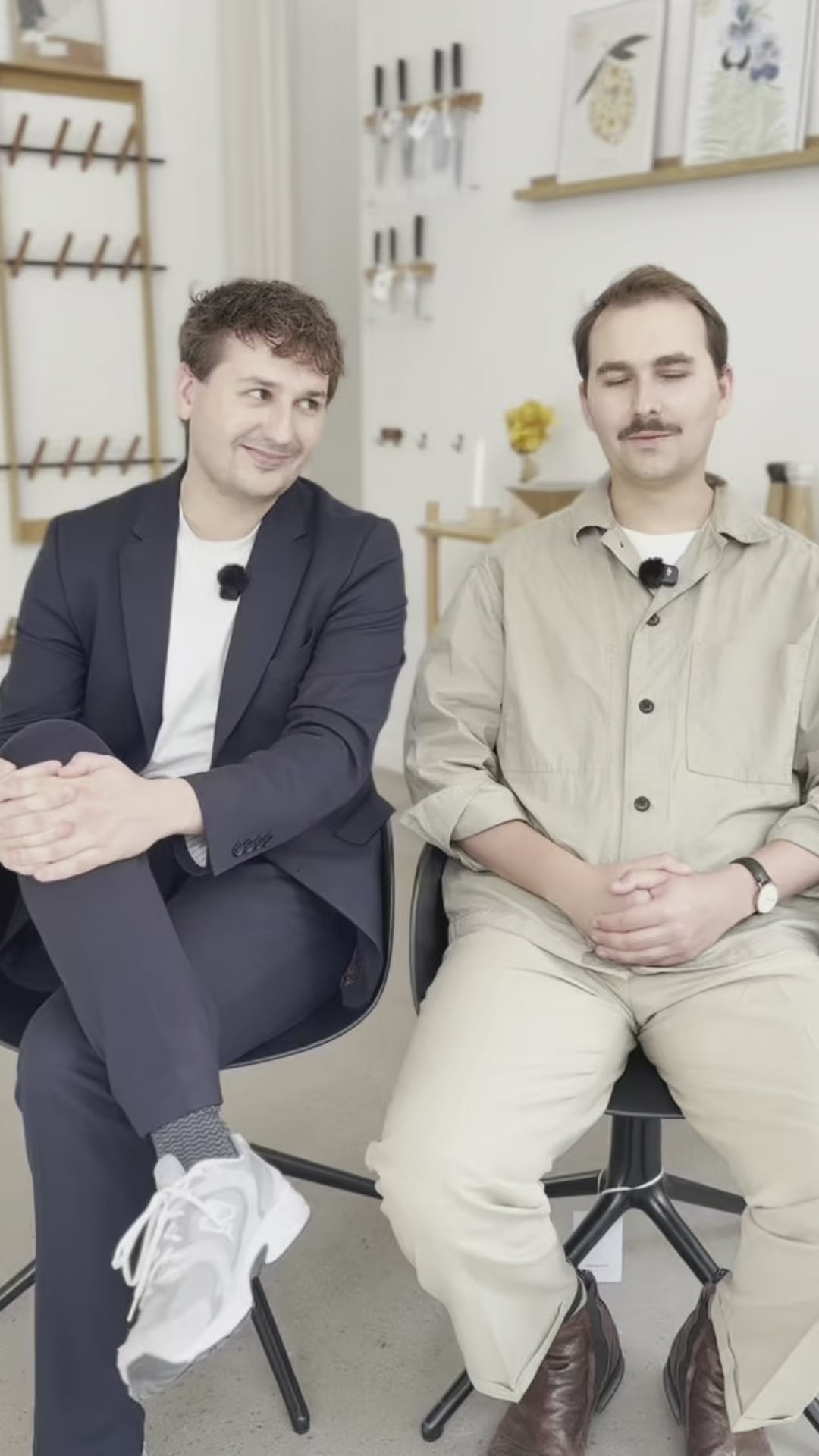 En video af to mænd der sidder snakker. I baggrunden kan man se en butik med pæn indretning. Til sidst kommer Underflods logo og motto "design uden overflødighed".