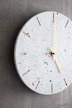 Ur i reycled plastik med guld viser 