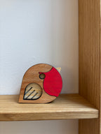 Træfugl der kan vippe med røde detaljer på brystet 