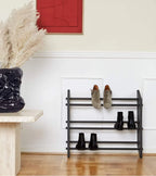 Skostativ i sortbejdset træ med sko på