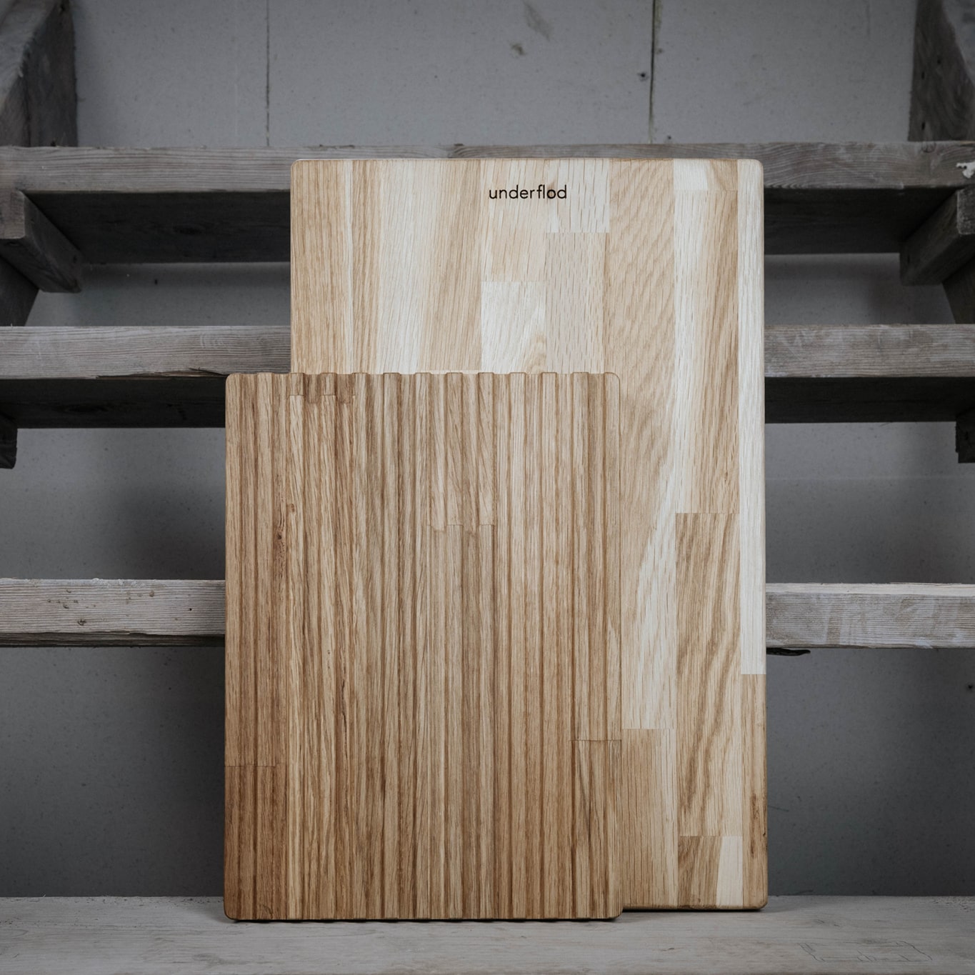 Billede af et lille skærebræt og stort skærebræt stående på sten trappe