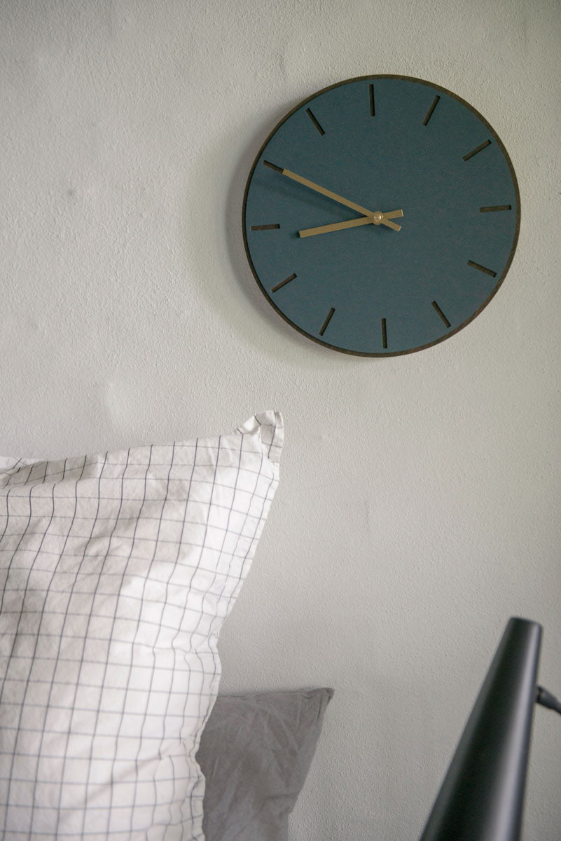 Mørkeblåt ur med guld visere fra Hemverk