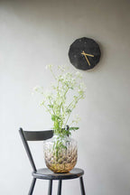 Marmor ur i sort med guld viser 