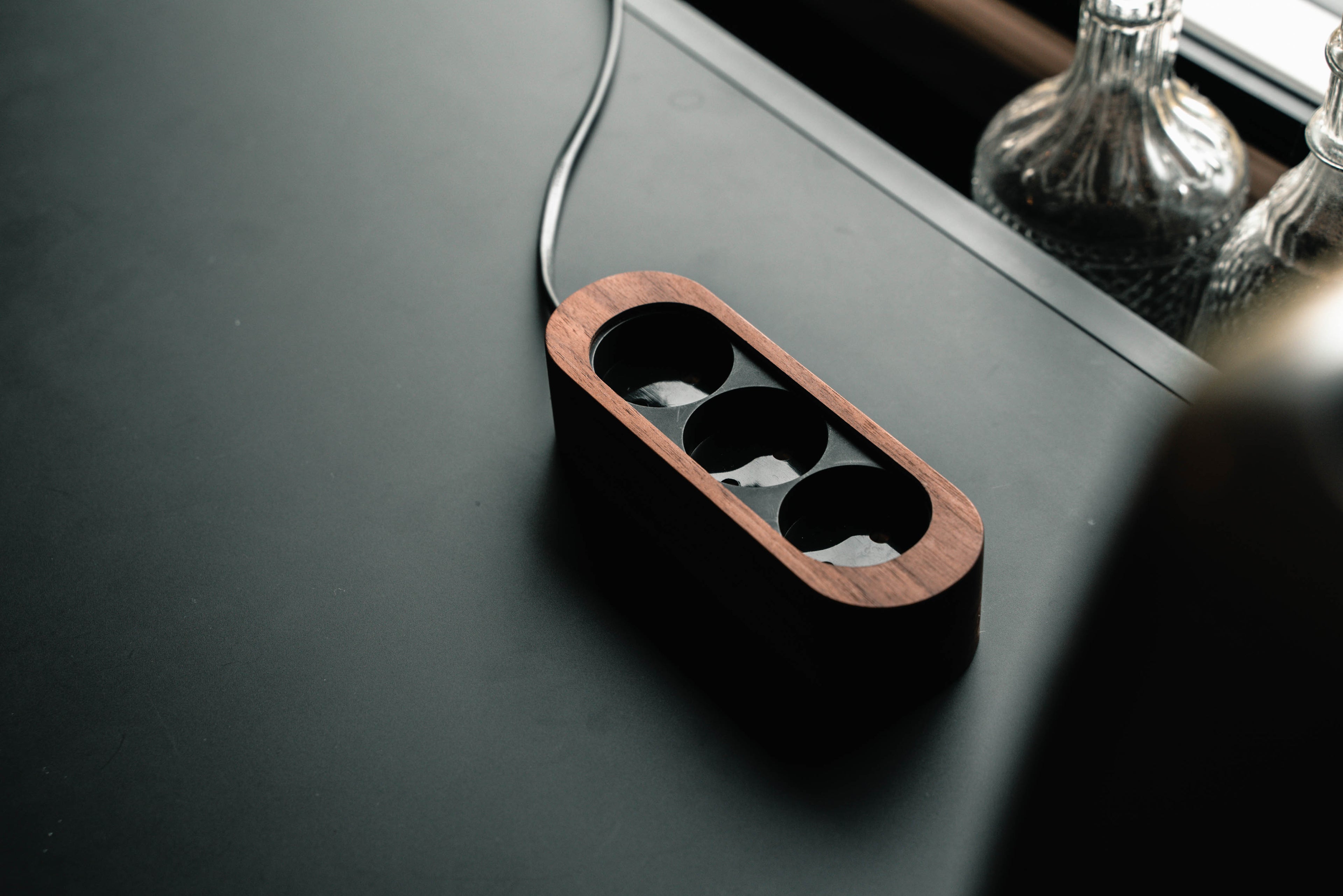 Billede af stikdåse i sort og i valnød