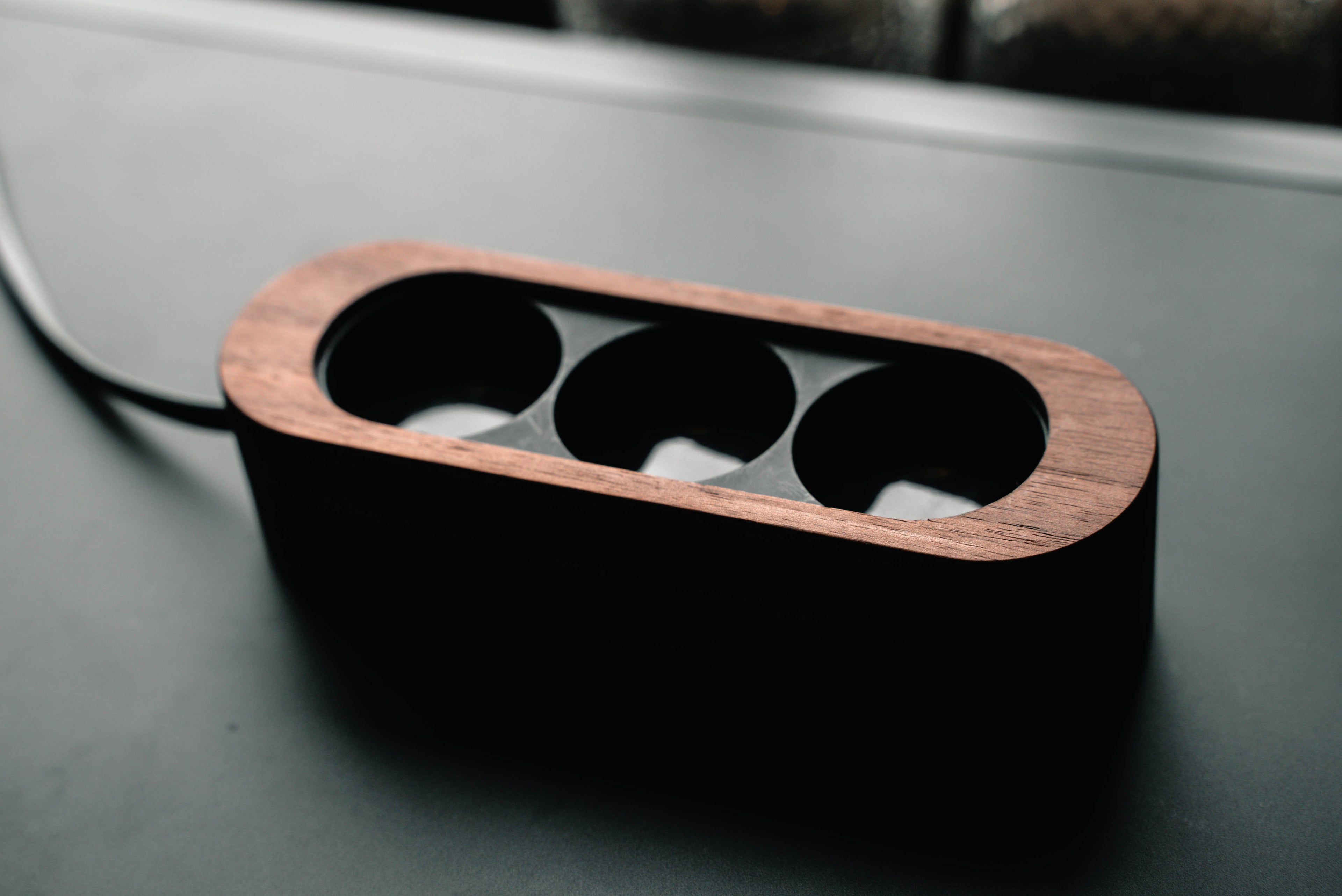 Billede af stikdåse i sort og i valnød