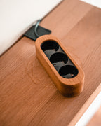 Billede af stikdåse i sort og egetræ